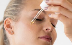 Sabia que pode estar a contaminar os seus produtos de skincare? Especialista diz porquê (e como evitar)