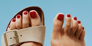 Birkenstock tem nova linha de vernizes e os tons são perfeitos para estrear as sandálias. Veja as opções