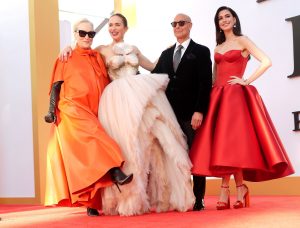 “O Diabo Veste Prada 2” está oficialmente na estrada (e com looks de arrasar). Veja as fotos da estreia