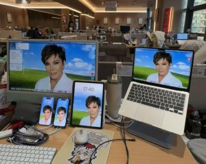 Empresária e deusa da fortuna. Kris Jenner é o novo (e super viral) amuleto da sorte da China. Entenda