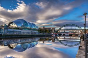 Vista de Newcastle com o rio Tyne e a Tyne Bridge ao entardecer, um dos destinos das novas rotas da easyJet a partir de Lisboa