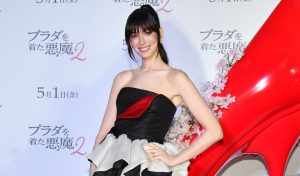 Anne Hathaway volta à franja icónica de “O Diabo Veste Prada” e nem parece que já passaram 20 anos. Veja as fotos