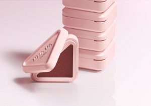 Blush, batom e sombra num só. Os novos Prada Touch são super versáteis e conquistam pelo packaging