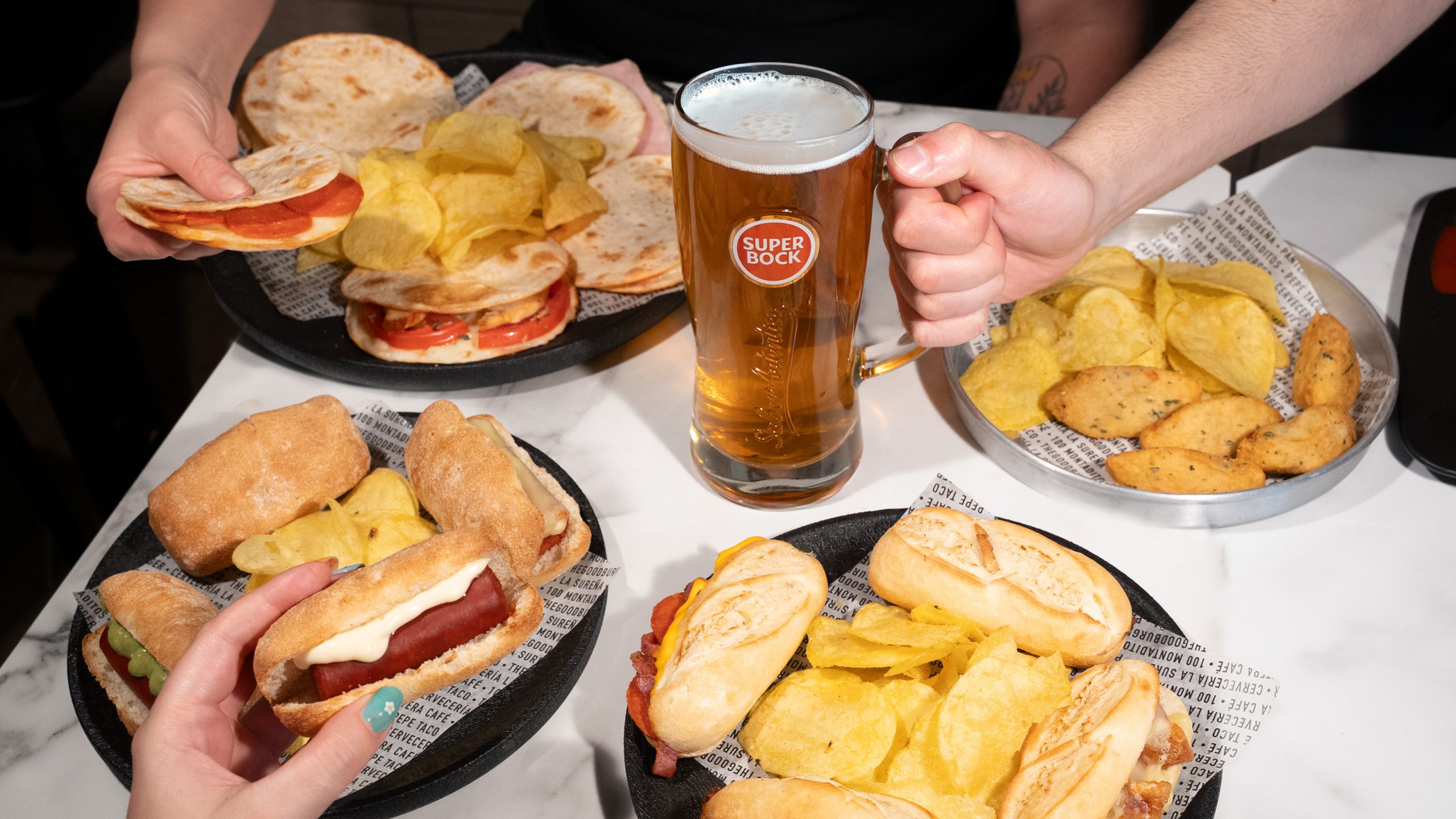 Sandes e cerveja a 2€ ou 89 receitas novas para provar. Veja as novidades económicas do 100 Montaditos