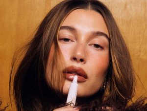 Rhode já vem a caminho de Portugal. 12 produtos da marca de Hailey Bieber que vai querer ter no nécessaire