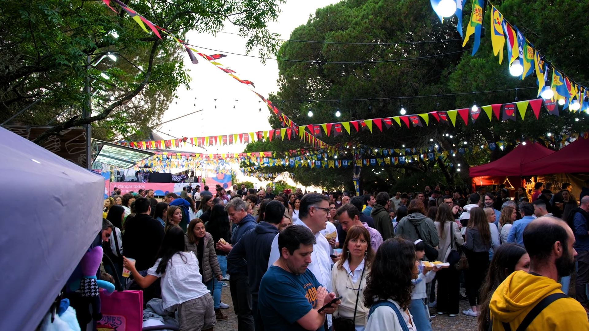 Arraial grátis em Lisboa regressa com Toy, NonStop e festa até de madrugada. Há sardinhas, Tardeo e mesas reservadas