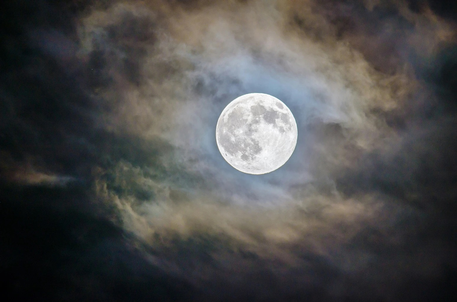 Lua Cheia em Escorpião. O momento astrológico que traz verdades à superfície e promete viragens profundas