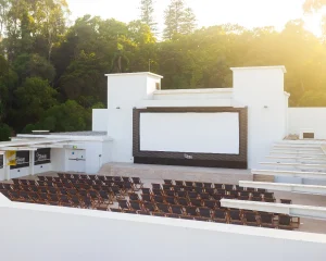 O cinema ao ar livre neste rooftop de sonho em Lisboa está de volta. Saiba quanto custam os bilhetes
