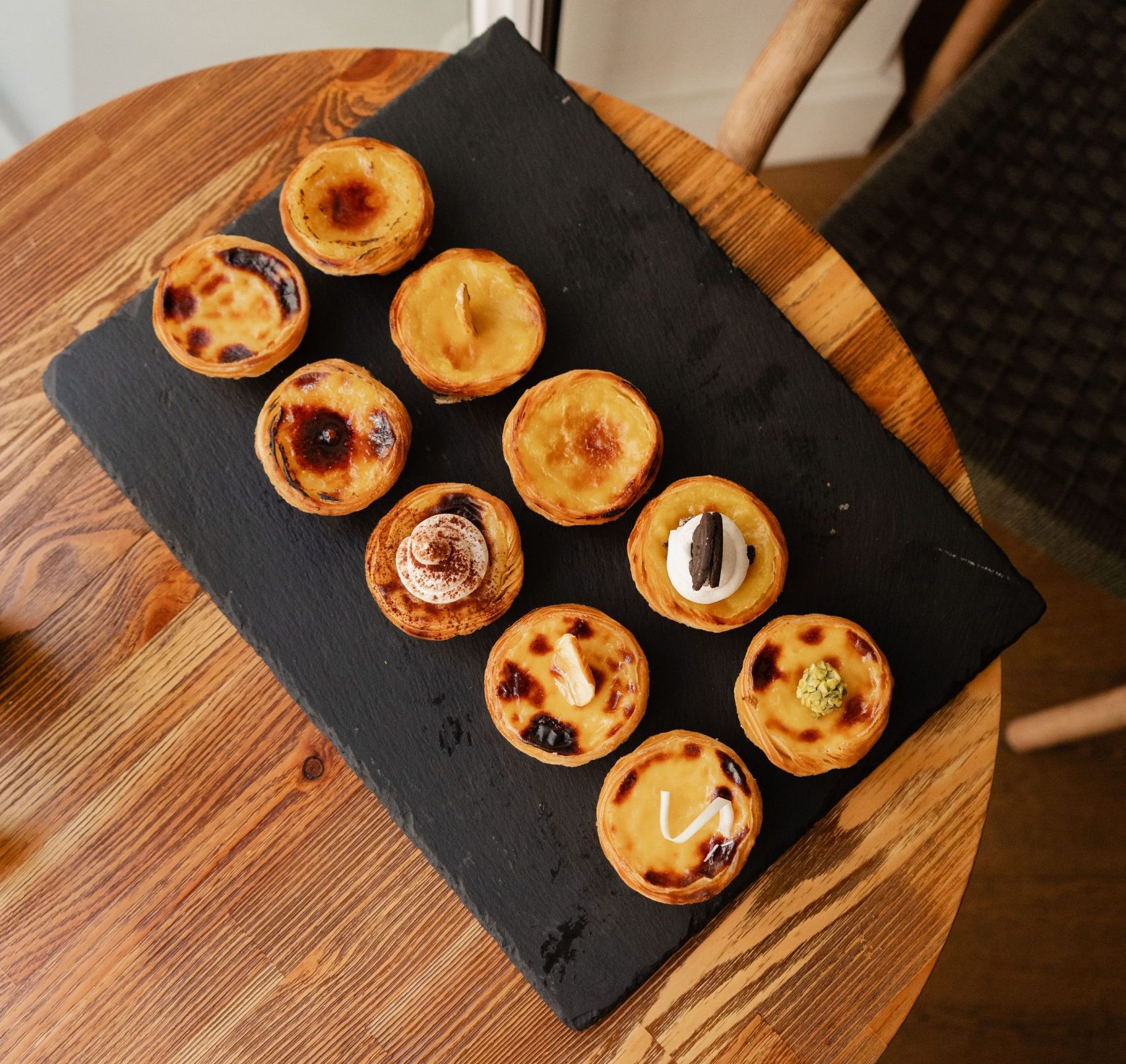 Prove pastel de nata de chocolate do Dubai ou de cheesecake com as bebidas frescas da Nat’elier. Conheça as novas combinações