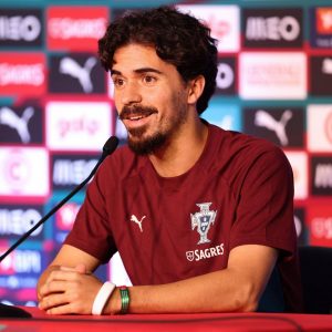 A famosa pulseira dos jogadores de Portugal vai estar à venda nos supermercados. Saiba quanto custa