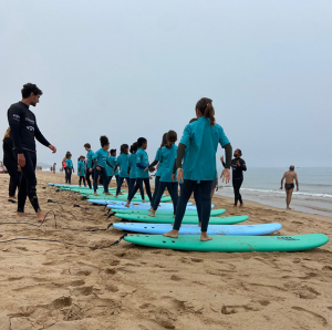 Sem ideias para entreter os miúdos nas férias? Este ATL de surf em Carcavelos é perfeito (e inclui almoço)