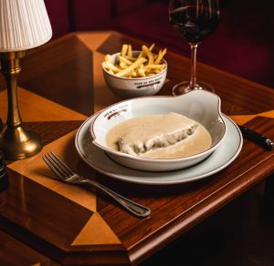 Há novos pratos gulosos para provar no Café de São Bento Cascais – e sim, o bife suculento continua na carta
