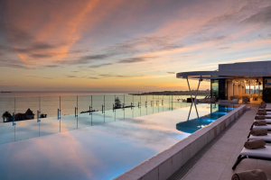 Música, sunsets e cocktails. As noites de verão sobem de temperatura nos Evolution. Saiba tudo