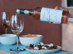 Este novo wine bar em Gaia junta vinho do Porto, petiscos e uma das melhores vistas sobre o Douro