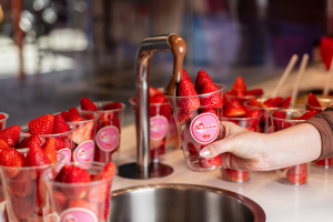 Há mais um spot em Lisboa para se lambuzar com morangos com chocolate. Saiba onde é a nova La Fresería