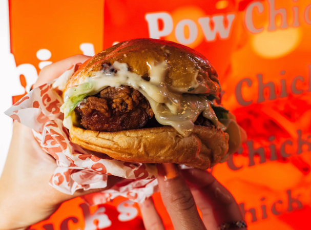 Pow Chick’s. Fomos conhecer o paraíso do frango frito e ficámos fãs dos hambúrgueres com vibe americana