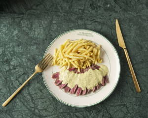 O clássico entrecôte com batatas fritas da La Brasserie já vai ter a sua casa (e há descontos para aproveitar)