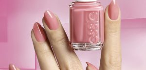 A tendência glass nails chegou à Essie e estes 6 tons de verniz prometem fazer furor no verão. Veja as opções