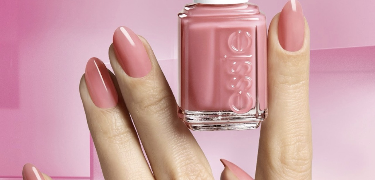 A tendência glass nails chegou à Essie e estes 6 tons de verniz prometem fazer furor no verão. Veja as opções