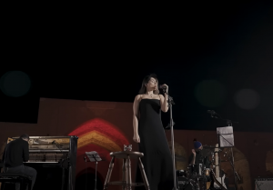 Cantora é condenada a 74 chicotadas depois de não usar véu num concerto. Saiba tudo
