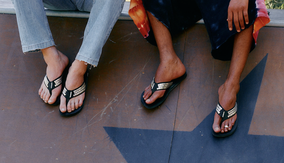 Os chinelos já não chegam. A Havaianas juntou-se à TwoJeys e lançou anéis de dedo para os pés