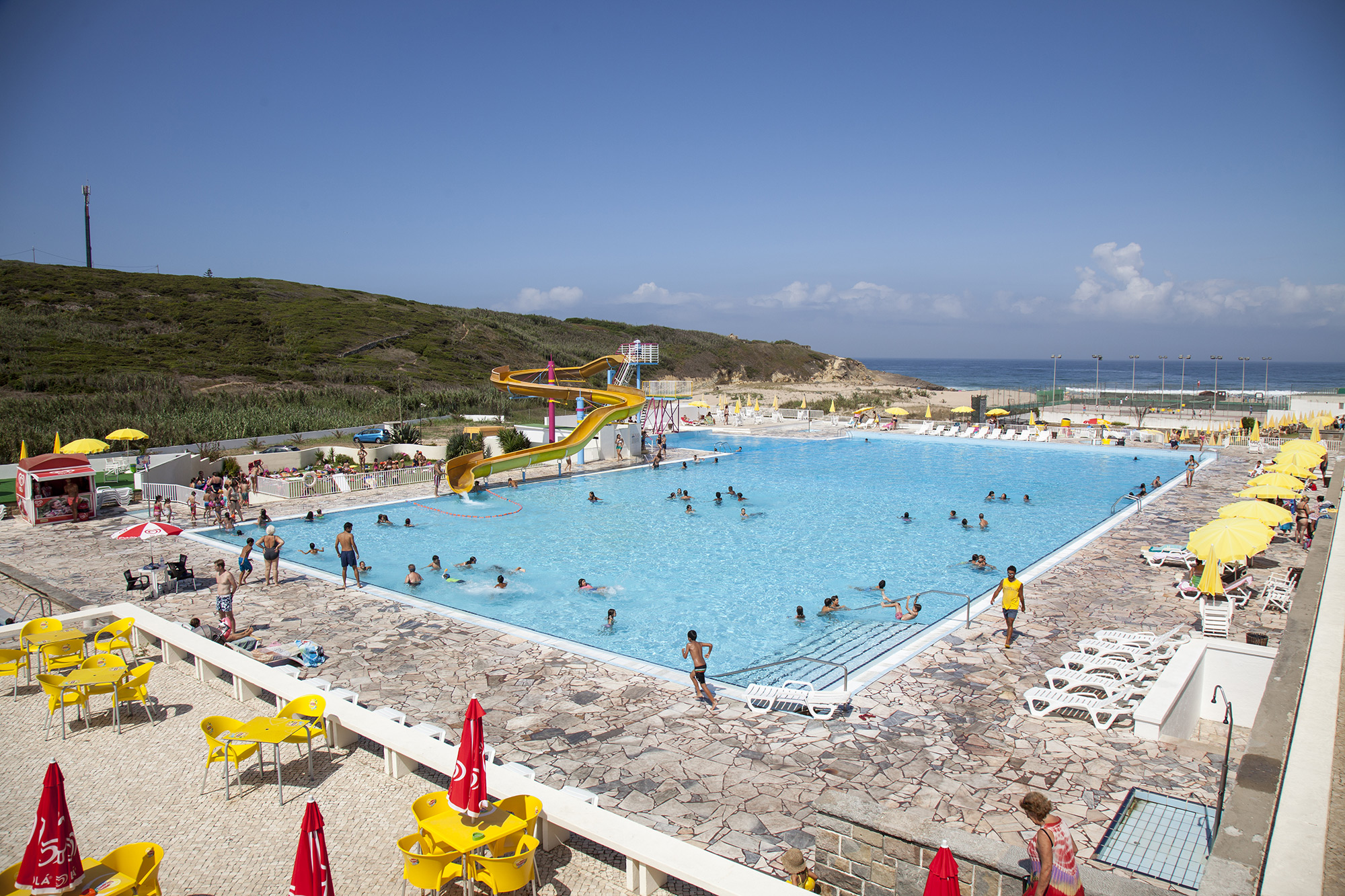 5 piscinas públicas para se refrescar no verão em Lisboa e no Porto (e algumas até têm entrada livre)