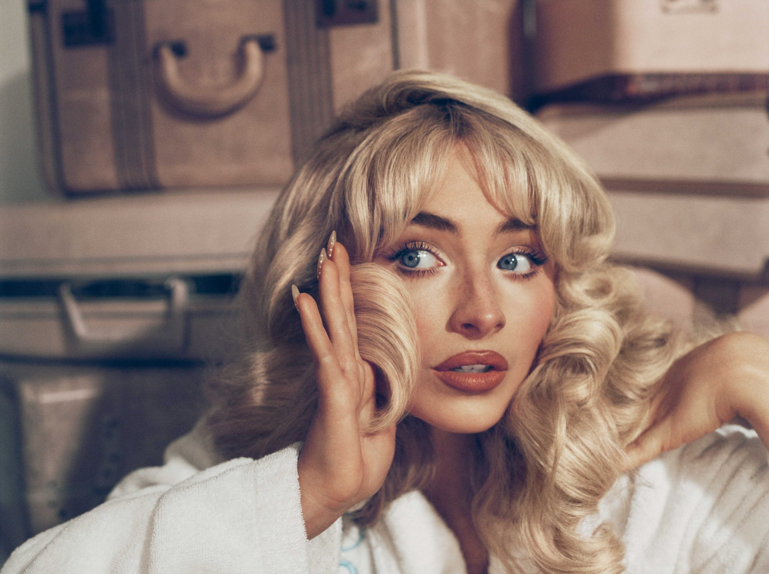 Sabrina Carpenter é a cara desta rotina que promete reparar um ano de danos capilares numa única utilização