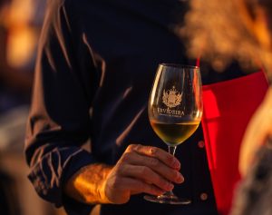 Música, bons petiscos e vinho. Os sunsets da Ervideira estão de volta para animar o verão alentejano. Saiba quando acontecem