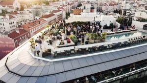 Um dos rooftops com a melhor vista sobre a cidade já está pronto para mais um verão com DJ, cocktails e sunsets