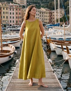 Este vestido amarelo da MO com linho custa menos de 30 euros e é perfeito para os dias quentes de verão