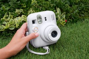 Esta nova máquina promete não deixar ninguém de fora da foto de grupo e custa menos de 100€. Conheça a nova Instax mini