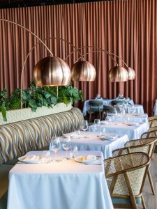O restaurante mais badalado de Oeiras vai transmitir os jogos de Portugal no Mundial com bons petiscos à mistura. Saiba tudo
