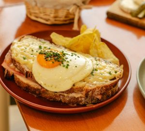Casa Carlota. Este novo restaurante tem um brunch guloso, marmitas saudáveis e mercearia gourmet. Saiba onde fica