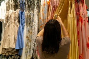 O vestido era lindo na montra, mas ficou-lhe péssimo? A resposta pode estar nas cores. 3 dicas para fazer a escolha certa