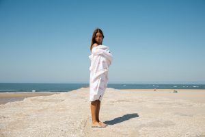 As novas toalhas da Torres Novas são inspiradas nas icónicas cabanas da Costa da Caparica. Veja a coleção