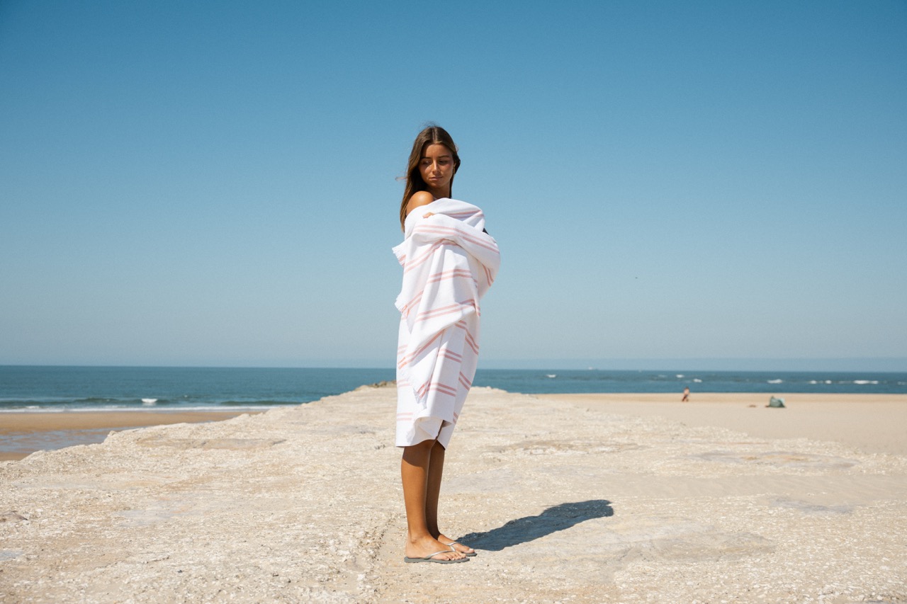 As novas toalhas da Torres Novas são inspiradas nas icónicas cabanas da Costa da Caparica. Veja a coleção
