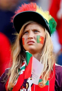 Pintou a cara para apoiar Portugal? Eis a forma certa de retirar a maquilhagem sem irritar a pele