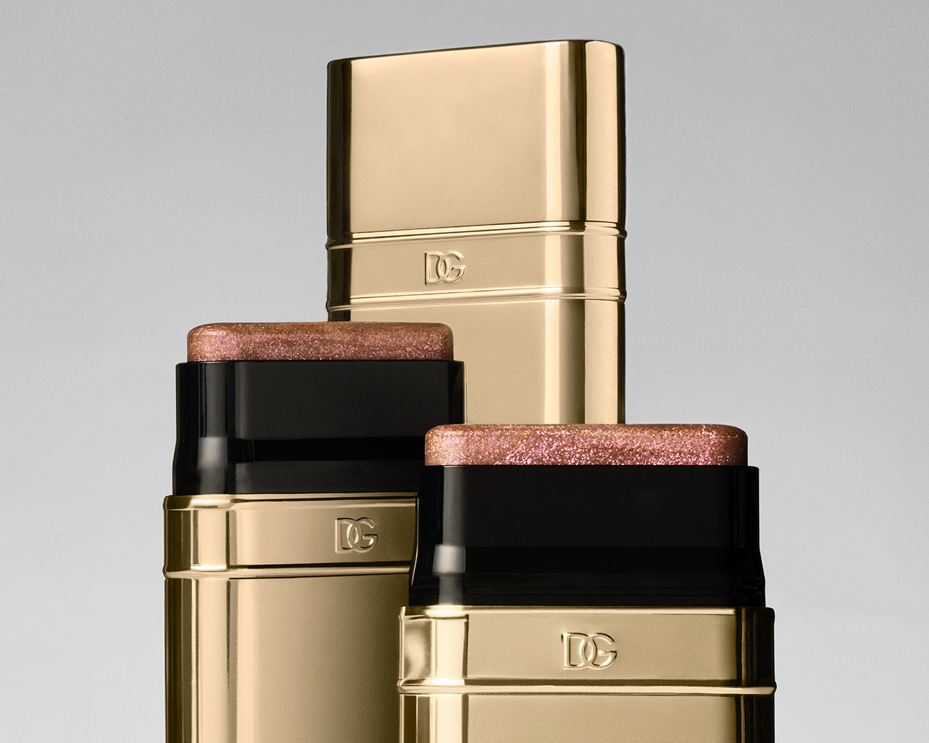 Este novo stick iluminador da Dolce&Gabbana é para quem quer um brilho que se veja à distância (e sem ter trabalho)