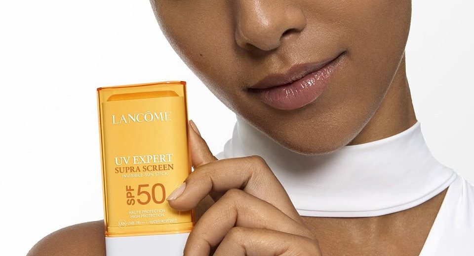 Este novo stick da Lancôme promete acabar com a desculpa de não reaplicar protetor solar (e ainda trata a pele)