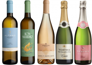 Estes 5 vinhos são perfeitos para acompanhar as refeições de verão – e custam menos de 10€