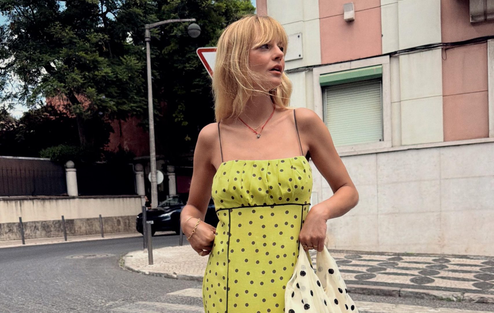 As bolinhas estão de volta. Este vestido midi da Zara é a prova de que a tendência mais elegante do verão não sai de moda