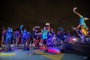 Este hotel do Algarve vai transformar uma aula de spinning numa festa fluorescente (e até os miúdos têm o que fazer)