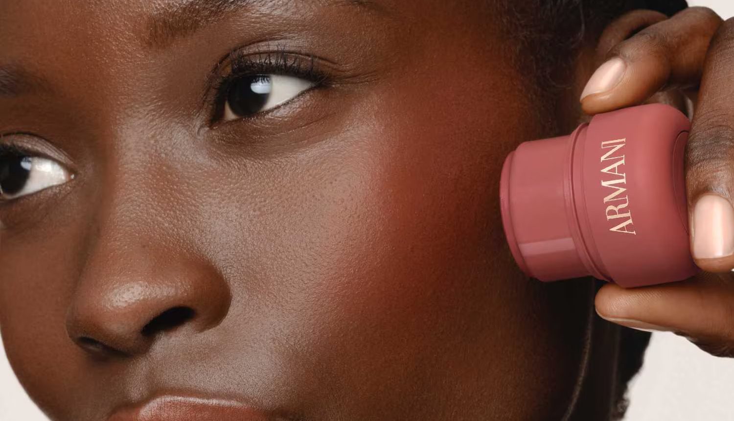 O novo blush da Armani Beauty promete durar até 7 horas e cabe em qualquer mala. Espreite os tons