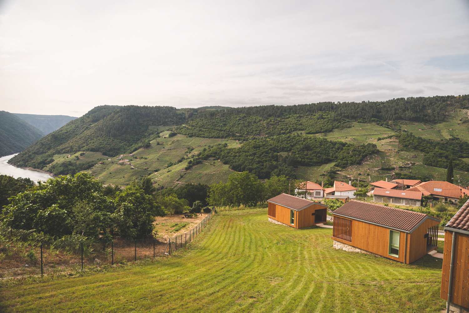 Estas cabanas amorosas na Galiza têm um jacuzzi privado e vista para o rio