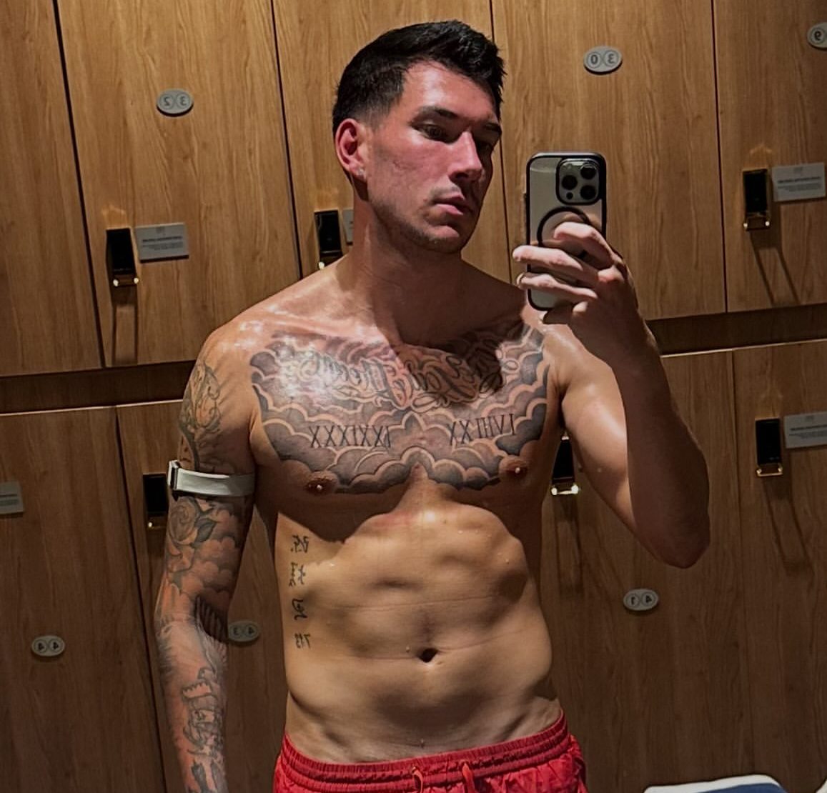 Nuno Pereira faz suspirar dentro e fora do “Big Brother Verão”. Veja as fotos bem ousadas do jogador de futebol