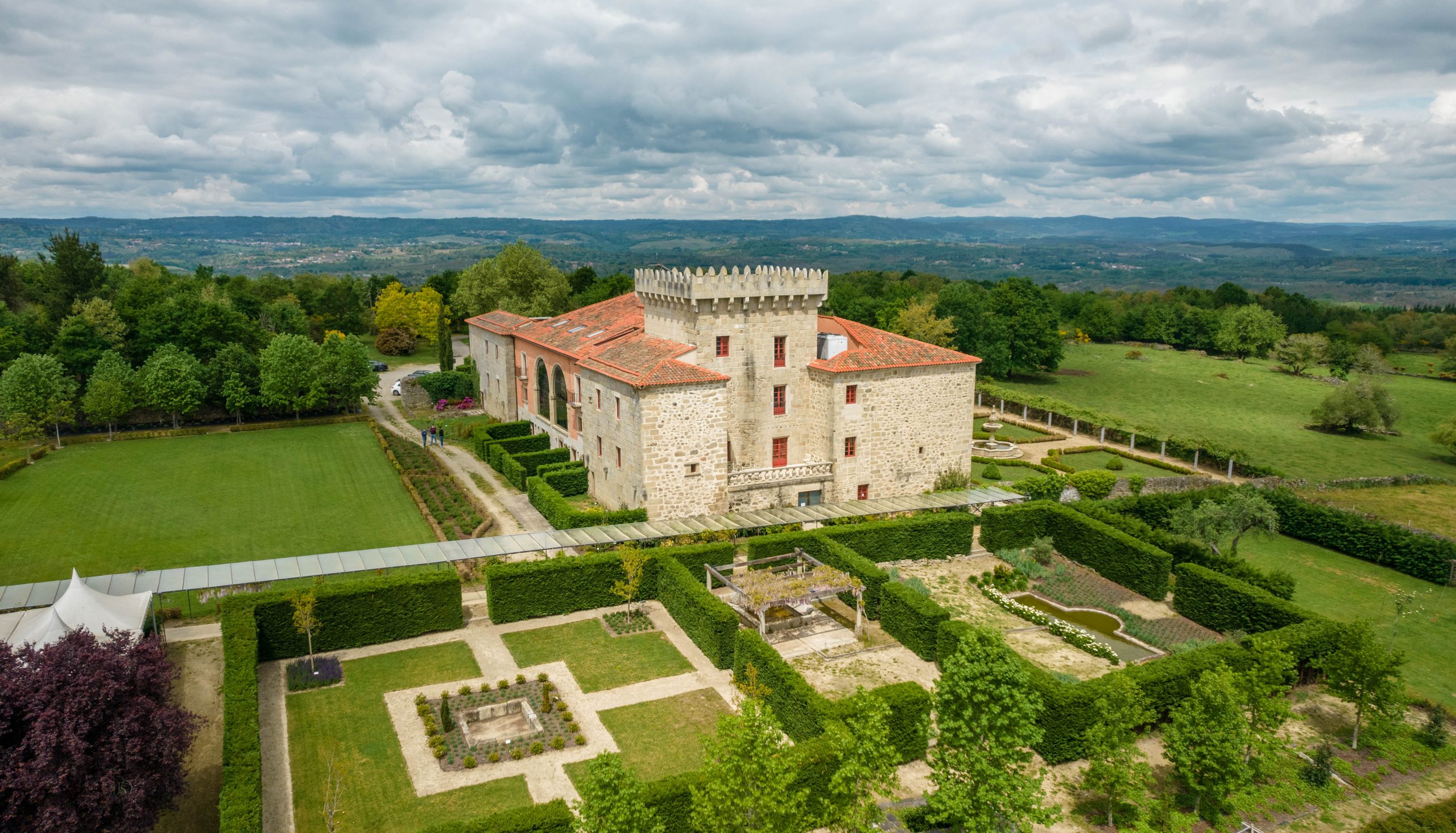 Há um palácio medieval transformado em hotel a poucas horas de Portugal (e parece saído de um conto de fadas)