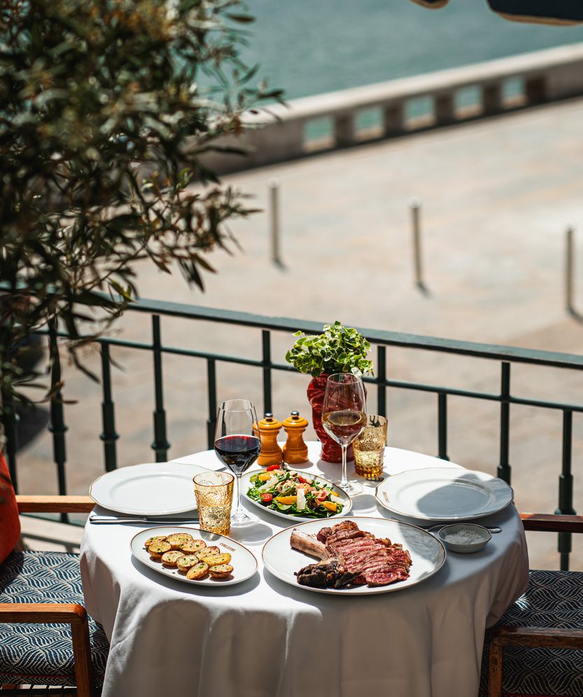 Há novos pratos no Corleone. Pode provar massa com tinta de choco e tortelloni de camarão na esplanada mais bonita de Cascais