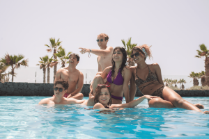 “Oasis”. Nova série espanhola da Netflix está no top há semanas e promete muito luxo, intriga e segredos