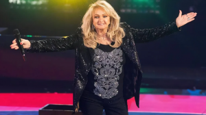 Morreu Bonnie Tyler. Artista de 74 anos estava internada no hospital de Faro desde março