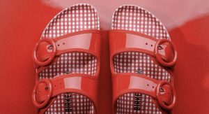 As Birkenstock estão mais fofas do que nunca. Novos modelos têm a assinatura de luxuosa marca francesa